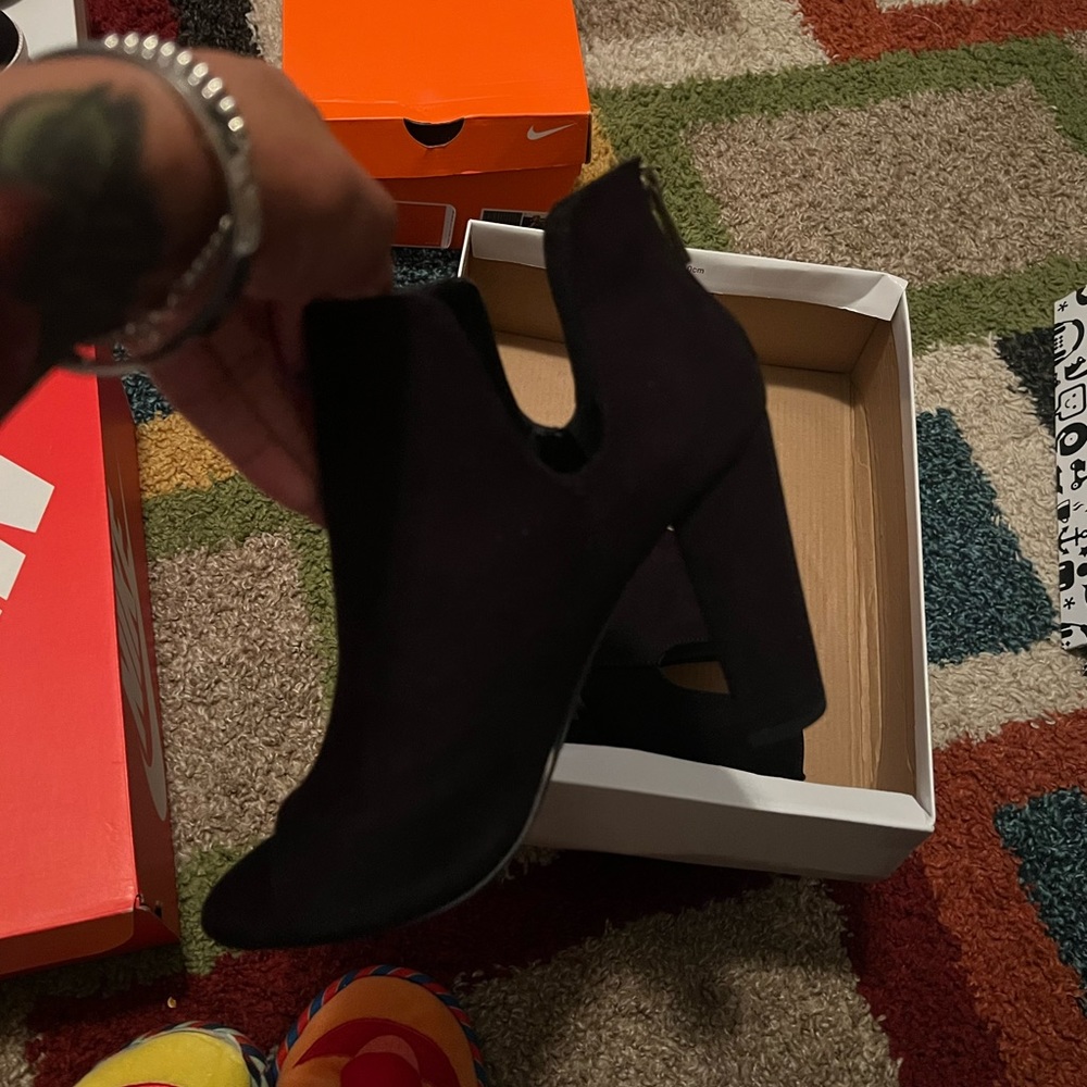 Used Black ankle cutout bootie